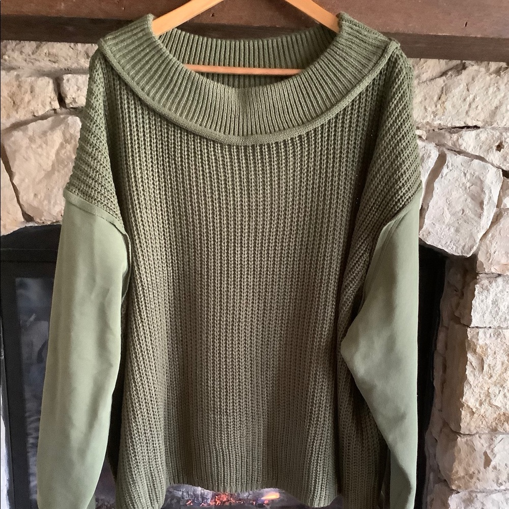 Oversized sweater with a sweatshirt sleeve.